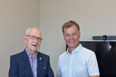 97-årige Niels Harald Mølle afleverede trærelieffet med guden Odin som jubilæumsgave til Skives borgmester, Alfred Brunsgaard.