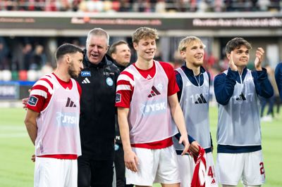 Sebastian Laustsen (t.h.) var med på bænken flere gange, da Kent Nielsen var cheftræner i SIF. Her klapper han op mod SIF-fansene efter kvalifikationen til pokalfinalen i maj 2025.