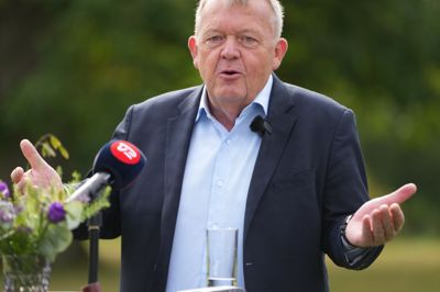 Moderaternes formand, Lars Løkke Rasmussen, står 100 procent på mål for regeringens planer om at sænke og afskaffe moms.