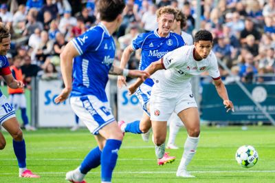 Juilius Emefile (t.h.) og FC Midtjylland måtte nøjes med 1-1 i søndagens kamp i Lyngby. Holdet har dermed syv point efter de første tre runder.
