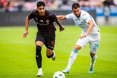 Dario Osorio spurter fra Mladen Devetak i denne situation og bestemt ikke kun i denne. Chileneren var i hopla og skabte masser af liv fra højreflanken.
