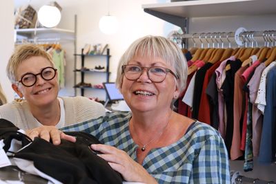 Grethe Grønborg (forrest) er butikschef i Mødrehjælpen i Silkeborg, mens Lisette Prins er bestyrelsesformand i den lokale bestyrelse for Mødrehjælpen. De var begge med, da foreningen i Silkeborg blev stiftet i juni 2016. Fire måneder efter åbnede foreningen genbrugsbutik på Østergade. - Vi deler overskuddet fra butikken med hovedforeningen. Vi bruger pengene til lokale konkrete aktiviteter, mens hovedforeningen blandt andet bruger pengene til anonym rådgivning og skaber opmærksomhed på situationen blandt landets sårbare børnefamilier. Og så arbejder foreningen også på at gøre politikerne opmærksom på den virkelighed, nogle familier i Danmark lever under, siger Lisette Prins.