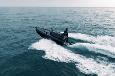 Det bliver fartøjer som disse, der fra oktober og fremad vil strømme ud fra produktionen hos Seasight Solutions i Ringkøbing. Det er forsvarsvirksomheden Stark, der har sendt en ordre på dronefartøjer til Ringkøbing.