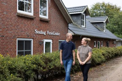 Søren og Michelle Buhl overtager driften af Sinding Feriecenter 1. september og er på nuværende tidspunkt i gang med at gøre stuehuset klar til indflytning.