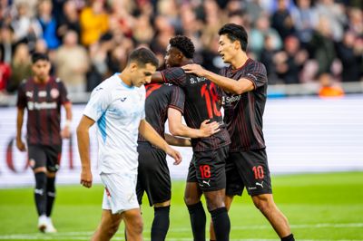 Sofus Johannesen, Stanley Iheanacho og Gue-sung Cho (t.h.) fejrer scoringen til 2-0 mod Rijeka, som førstnævnte sendte i netmaskerne efter Iheanachos forarbejde.