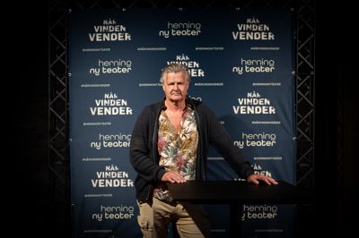 Teaterdirektør Michael Asmussen er begejstret over den aktuelle forestilling »Når Vinden Vender«, som har et godt billetsalg i Herning og efterfølgende skal på turné, hvor 16 ud af 18 forestillinger er udsolgt.