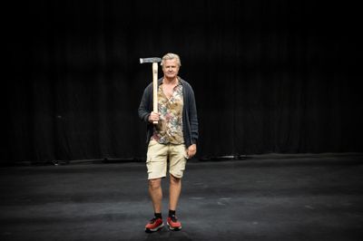 Teaterdirektør i Herning Ny Teater Michael Asmussen håber, at forestillingen »Når Vinden Vender« vil sætte gang i dialogen om mændenes rolle i samfundet. Øksen, han har over skulderen, er en af de mange rekvisitter, der skal bruges, når teaterstykket går i gang næste måned.
