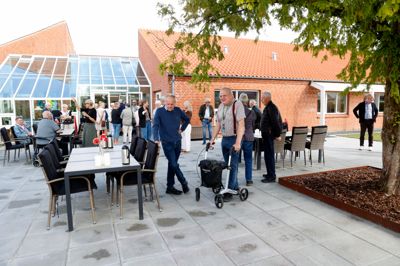 De lækre, nye, jævne fliser i Bavnehøjcentrets gårdhave er blevet fejret. Og især dem med rollatorer var glade.