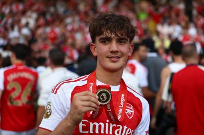 I en alder af 16 år og 73 dage blev Max Dowman den yngste målscorer i Premier Leagues historie i Arsenals mesterskabssæson. Nu er forventningerne til den unge englænder skruet op forud for sæsonpremieren fredag aften.