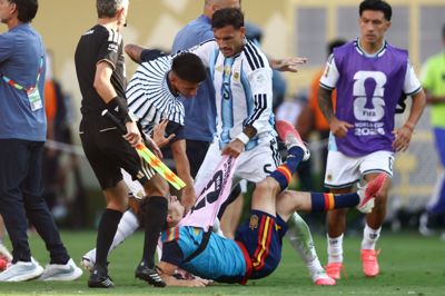 Leandro Paredes (nummer 5) ses her have fat i Gavi i minutterne efter, at Spanien havde slået Argentina med 1-0 i VM-finalen.