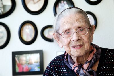 Karla Lindholm Jensen, der her er fotograferet på sin 109-årsfødselsdag, døde som 112-årig i 2020. I dag bliver hun slået som Danmarks ældste nogensinde af Kirsten Schwalbe fra Struer.