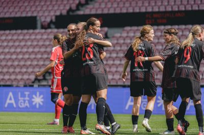 Anfører og forsvarsgeneral Sofie Vendelbo får lykønskningskrammere af Frida Nautrup og Maria Herdel efter sit flotte hovedstødsmål til 2-0.