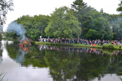 Den traditionsrige sankthans-fest i Videbæk Anlæg kan være fortid. To foreninger vil dog gøre et forsøg på dels at skifte ansvaret fra VGU til Videbæk Borgerforening, samtidig med de er ude at lede efter frivillige, der vil stå for opgaven.