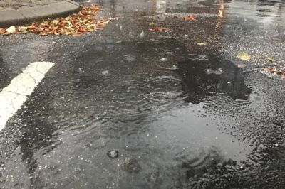 Fredagen vil byde på regn, med risiko for skybrud og torden.