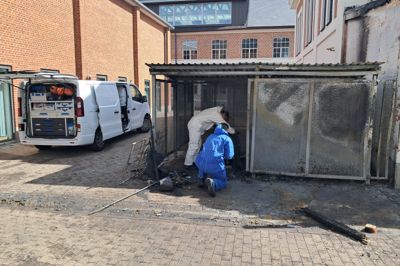 Efter brandene undersøgte kriminalteknikere brandstederne - som her bag Silkeborg Kommunes »Ungeguiden« på Papirfabrikken. Politiet foretog grundige undersøgelser, som blandt andet vil blive fremlagt under en kommende retssag mod en 40-årig silkeborgensisk mand.