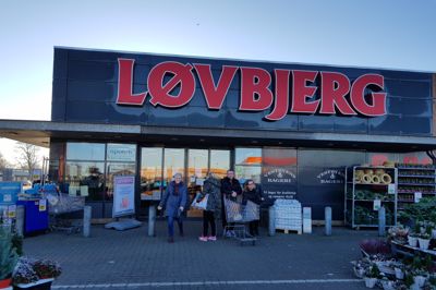 To butikstyve forsøgte at slippe af sted med ubetalte varer fra Løvbjerg i Ikast.