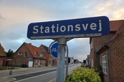 Lørdag eftermiddag brændte fem meter hæk ved et hus på Stationsvej i Videbæk