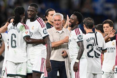 Real Madrid-træner Jose Mourinho er omgivet af sine spillere, efter at gæsterne fra den spanske hovedstad lørdag sikrede sig en sen 2-1-sejr ude over Espanyol.