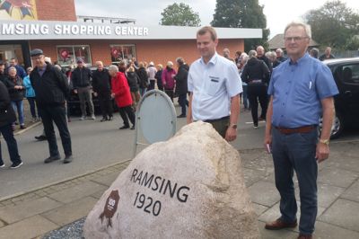 Hans Jørgen Olesen (t.h.) er tidligere medejer af Ramsing Shopping Center i Spjald. Her står han sammen med den nuværende ejer, Michael Hansen, ved forretningens 100-årsjubilæum i 2020.