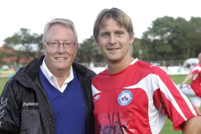 I august 2008 hilste Bo Johansson på sin gamle anfører, Morten Bruun, da SIF's guldhold anno 1994 mødte Old Boys-landsholdet på Voel Stadion.