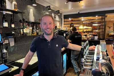 Ejeren af Café Fry, Ali Poyraz, har solgt caféen i Østergade og vil fremover fokusere på caféen i Herningcentret.