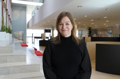 Inge Dolmer, direktør for Social- og Sundhedsskolen Midt- og Vestjylland, ser frem til et nyt projekt, der skal undersøge, hvorfor mange mænd vælger velfærdsuddannelserne fra.