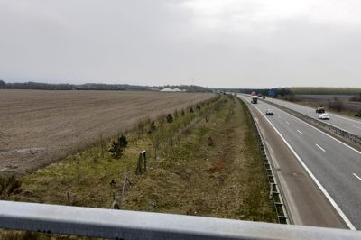 Midtjyske Motorvej er fredag morgen delvist spærret.