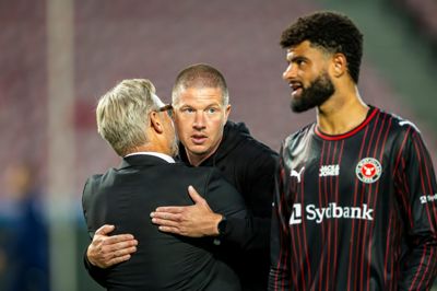 Cheftræner Mike Tullberg, der her krammer bestyrelsesformand Claus Steinlein, så træthed i FCM-truppen under søndagens kamp - heriblandt til stjernen Philip Billing (t.h.).