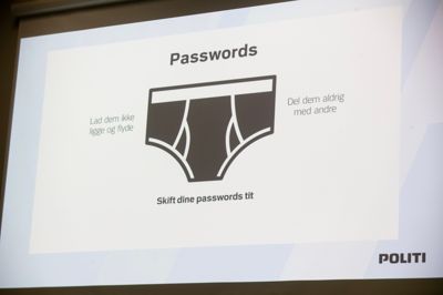 Politiet har gennem de seneste år været rundt på egnen for at fortælle om, hvordan man garderer sig mod svindlere i form af falske bankbude. I weekenden blev en kvinde fra Ikast snydt.