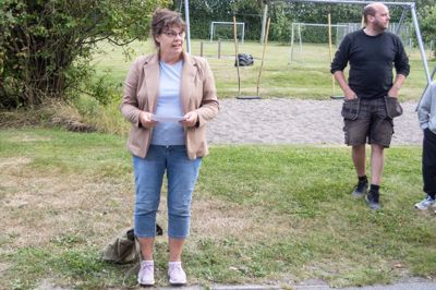 Byrådsmedlem Hanne Brogaard stod for den officielle indvielse, da det røde bånd blev klippet til de nyrenoverede lokaler hos Østsalling Skydeklub i Breum.
