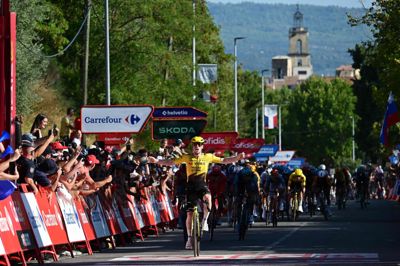 Matthew Brennan sætter alle til vægs i finalen på 2. etape af Vueltaen.