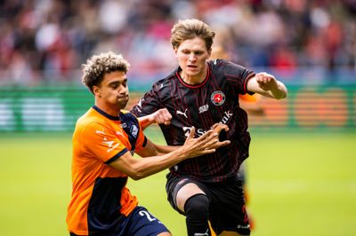 Sofus Johannesen runder Randers-backen Sabil Hansen i fuldt løb. Den 19-årige midtjyde fik sin første Superligakamp fra start for FC Midtjylland.