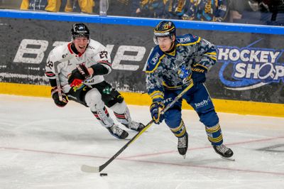 Mads Larsen (t.h.) gjorde i fredags comeback efter en måned uden kampe. Han var godt tilfreds efter 7-0 over Frederikshavn.