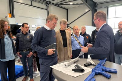 Daværende forsvarsminister Troels Lund Poulsen lytter under et virksomhedsbesøg til Klaus Bonde Ørskov fortælling om DAMRC's drøm om blandt andet en produktion af maskingeværer til det danske forsvar.