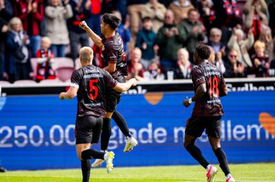 Anfører Rasmus Nissen Kristensen var første gratulant ved målscoreren efter Dario Osorios pletskud. Demonstrativt pegede kaptajnen på sin holdkammerat og nikkede anerkendende, så alle på tribunerne kunne se det.