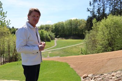 Jens Poulsen og Ikast Golf Klubs store visioner på Remmevej er stødt på bump fra både Ikast-Brande Kommune og Danmarks Naturfredningsforening. Nu kommer baneejeren med sin udlægning og svarer på kritikken.