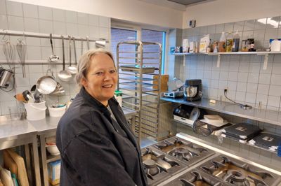 Lisi Jeppesen havde 40 års erfaring med hotel- og restaurationsbranchen med sig, da hun i foråret 2025 blev ny forpagter af køkkenet i Hodsager Multicenter. Nu har multicentrets bestyrelse opsagt hendes forpagtningsaftale.