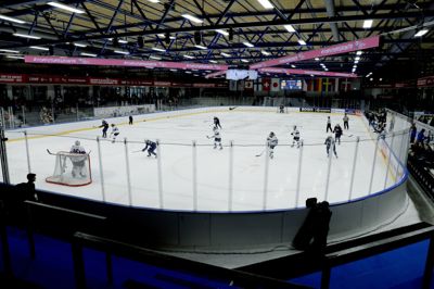 Kvik Hockey Arena var i 2022 pyntet op til kvindernes VM. Til november bliver arenaen igen VM-arena. Denne gang bliver Herning tilmed dansk værtsby. I 2022 spillede Danmark sine kampe i Frederikshavn.