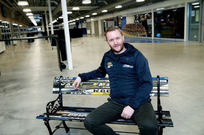 Cliff Skov Olesen er tilbage i Kvik Hockey Arena efter lidt over fire måneder i køkkenverdenen. Marketingchefen, der under kampene har ansvaret for lidt over 100 frivillige, er rørt over al den respons, han fik, da han stoppede, og igen efter at han er vendt tilbage.