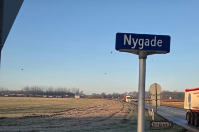 Her havde et enigt byråd sidste år bestemt, der skal etableres en forbindelsesvej mellem Højbovej og Nygade. Nu er forbindelsen taget af bordet på grund at besparelser i Ringkøbing-Skjern Kommune.