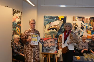 Marianne Vandborg (th.) fra Silkeborg blev i 2025 kåret som Årets Kunstner i Kunstforeningen Trehøje. Til venstre ses foreningens formand Juliane Overgaard.