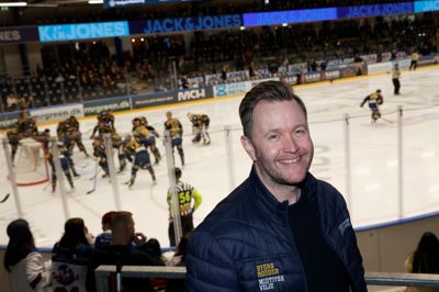 1. oktober vender Cliff Skov Olesen tilbage i en rolle som »schweizerkniv« i Blue Fox' administration. Han er dog allerede tyvstartet og i gang med at forberede weekendens to kampe i Champions Hockey League.