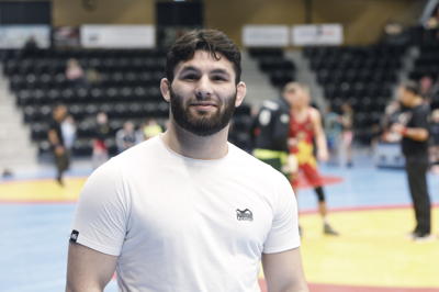 Selvom Turpal Bisultanov har vundet EM-guld to gange, VM-guld og OL-bronze, er han stadig den samme over for alle, han møder. Her er han på besøg ved Venne Cup i Sportscenter Herning.
