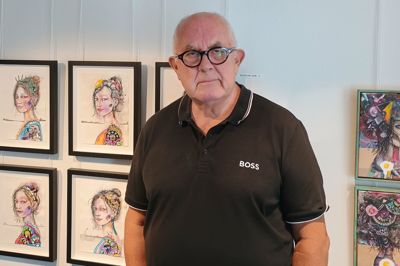 Pabis værker viser ofte ansigter og figurer, og går derefter ind under huden og lægger også noget på. Der er en undersøgelse af mennesker i en samtid, der både er rå og følsom, måske endda under opløsning, hvis ikke der findes en balance med naturen. Jørgen Østergaard viser her nogle af Pabis værker.