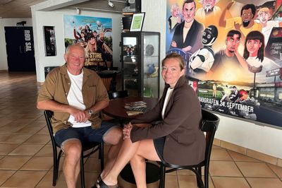 Finn Schmidt og datteren Rikke er med til at føre Klovborg Kino videre. Biografen har en meget stor betydning for Klovborg, understreger de.