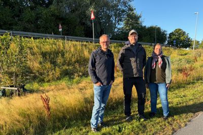Skoleleder på Regnbueskolen Flemming Sørensen, bestyrelsesformand Jens Ansø og Karina Baglioni håber, at der kan blev råd til en tunnel under Vadstedvej, så eleverne kan komme sikkert i skole.