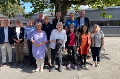 Træet i skolegården er vokset en del større - og det samme er eleverne, som i 1976 gik ud fra Herning Friskole. I weekenden var en stor del af realklassen samlet igen for at fejre deres 50-årsjubilæum. På fotoet ses Ulrik Dybro, Aarhus; Marianne Dybro Lundsgaard, Odense; Dina Bølling Andresen, Herning; Anne Øst, Herning; Arne Brændgaard, Herning; Carsten Jensen; København; Kirstine Najârak Berthelsen, København; Allan Jørgensen:, Silkeborg; Peer Toustrup Sørensen, Herning; Thøger Søndergaard Jensen; Bækmarksbro; Agnethe Schlätzer-Larsen, København; Egon Jensen; Herning og Nina Jonassen; Skibbild.