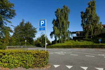 Før indførelsen af maksimalt tre timers parkering på de kommunale parkeringspladser i periferien af Silkeborg, var der fyldt på parkeringspladserne af særligt medarbejdere på arbejdspladserne i midtbyen. Men nu er der masser af ledige parkeringspladser. Billedet her er fra Iskælderdalen ved Sejsvej.