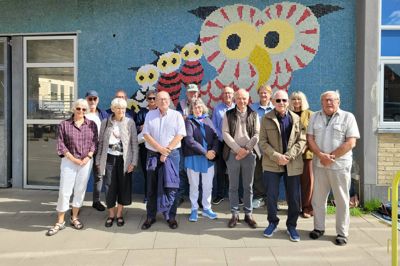 For 70 år siden gik en flok små, spændte elever for første gang ind af den store dør til »Ugle-skolen«. I denne weekend var en flok af dem tilbage for at fejre jubilæum lige tidsnok til at kunne gense Herningsholmskolen, som er under nedrivning. På billedet ses Jørgen Rud Poulsen, Poul Erik Christensen, Dina Jensen, Ole Stig Mikkelsen, Poul Larsen, Poul Nørgaard, Dorthe Mørk, Grethe Stage, Jytte Vesterager, Bruno Meldgaard, Ellen Merrild, Bjørn Albinus, Poul Agergaard og Bent Henriksen.