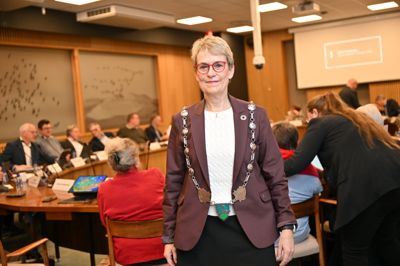 Fredag skal borgmester Lone Andersen tælle til mindst 15 i bestræbelserne på at indgå et politisk forlig om budgettet de kommende år og i særdeleshed for 2027. Selv håber hun på et bredere forlig en blot et snævert flertal.